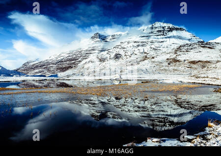 Liathach (die Graue), aber die Glieder ineinander hangend in dramatische Wolken und in frischen Schnee in Mid-November. Glen Torridon, Schottland. Stockfoto
