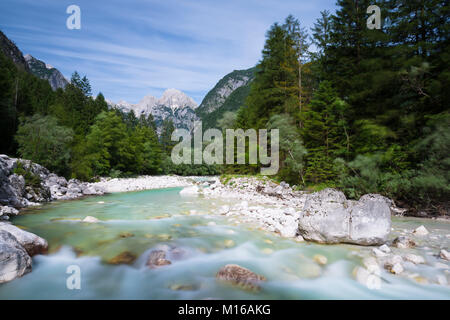 Fluss Soca mit kristallklarem, türkisblauem Wasser, Soca Tal, Triglav Nationalpark, Kanin Berge, die Julischen Alpen, Slowenien Stockfoto