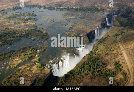 Luftaufnahme des Sambesi und die Victoria Falls, im Vordergrund die wichtigsten Fälle in Simbabwe, hinter dem Regenbogen fällt Stockfoto