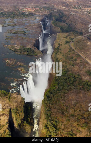 Luftaufnahme des Sambesi und die Victoria Falls, im Vordergrund die wichtigsten Fälle in Simbabwe, hinter dem Regenbogen fällt Stockfoto