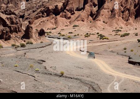 Wüstenlandschaft mit Schmutz der Straße im Rainbow Valley, Valle Arcoiris, in der Nähe von San Pedro de Atacama, Región de Antofagasta, Chile Stockfoto