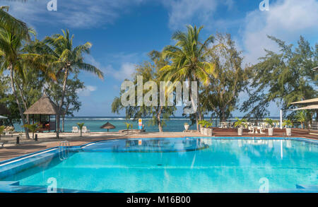 Palmen am Pool des Cotton Bay Resort & Spa mit Blick auf das Meer, Pointe Baumwolle, Insel Rodrigues, Mauritius Stockfoto