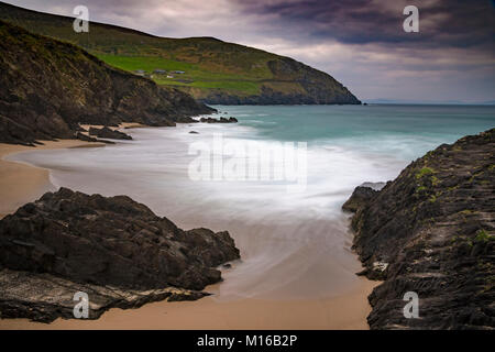 Schöner Strand mit glatten Wellen Felsen schlagen, Aussicht auf die Küste im Westen von Irland Stockfoto