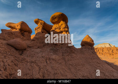 Goblins oder Hoodoos von Entrada Sandstein erodiert, durch Sonnenuntergang Licht beleuchtet, im Goblin Valley State Park, Utah, USA Stockfoto