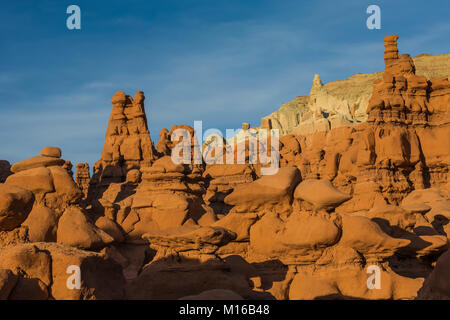 Goblins oder Hoodoos von Entrada Sandstein erodiert, durch Sonnenuntergang Licht beleuchtet, im Goblin Valley State Park, Utah, USA Stockfoto