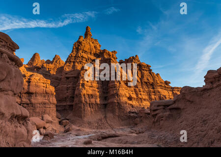 Goblins oder Hoodoos von Entrada Sandstein erodiert, durch Sonnenuntergang Licht beleuchtet, im Goblin Valley State Park, Utah, USA Stockfoto