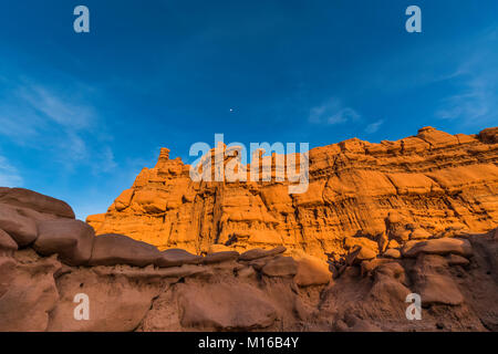 Goblins oder Hoodoos von Entrada Sandstein erodiert, durch Sonnenuntergang Licht beleuchtet, im Goblin Valley State Park, Utah, USA Stockfoto