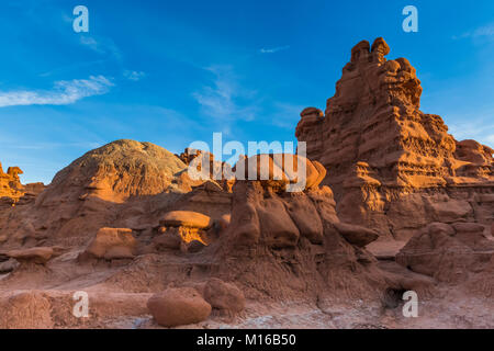 Goblins oder Hoodoos von Entrada Sandstein erodiert, durch Sonnenuntergang Licht beleuchtet, im Goblin Valley State Park, Utah, USA Stockfoto