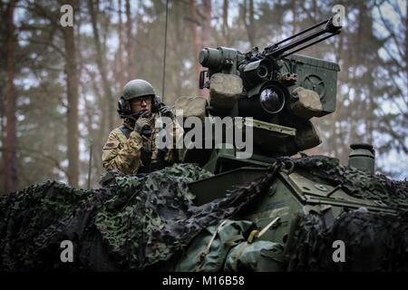 1. Lt. Nate Henesley, ein Zugführer mit der Zentrale und die Konzernzentrale, 82nd Brigade Engineer Battalion, 2nd Armored Brigade Combat Team, 1.Infanterie Division, erhält Informationen über die Bewegungen seiner Soldaten während der Alliierten Geist VIII in Hohenfels Training Area, Deutschland, Jan. 27, 2018. Allied Geist VIII ist eine multinationale Übung mit über 4.100 Teilnehmern aus 10 Nationen, die entwickelt wurde, um die Interoperabilität zwischen den teilnehmenden Streitkräfte zu stärken und die Bereitschaft der US-Militärs zu verbessern. (U.S. Armee Foto von SPC. Hubert D. Delany III/22 Mobile Public Affairs Detac Stockfoto