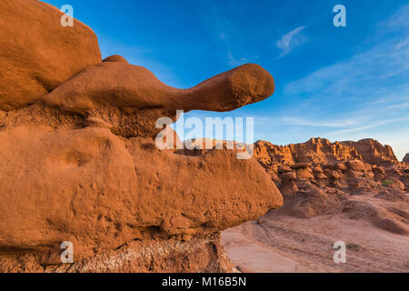 Goblins oder Hoodoos von Entrada Sandstein erodiert, durch Sonnenuntergang Licht beleuchtet, im Goblin Valley State Park, Utah, USA Stockfoto