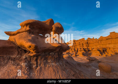 Goblins oder Hoodoos von Entrada Sandstein erodiert, durch Sonnenuntergang Licht beleuchtet, im Goblin Valley State Park, Utah, USA Stockfoto