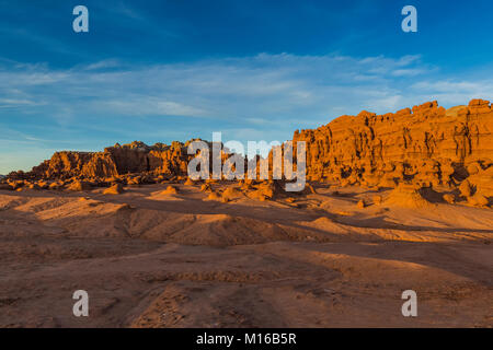 Goblins oder Hoodoos von Entrada Sandstein erodiert, durch Sonnenuntergang Licht beleuchtet, im Goblin Valley State Park, Utah, USA Stockfoto