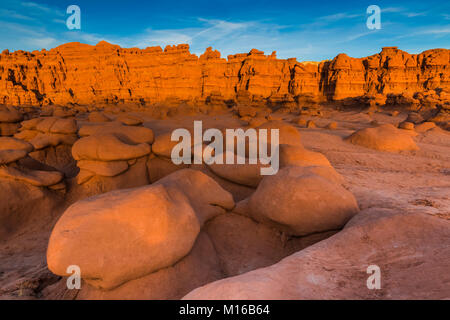 Goblins oder Hoodoos von Entrada Sandstein erodiert, durch Sonnenuntergang Licht beleuchtet, im Goblin Valley State Park, Utah, USA Stockfoto