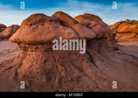 Goblins oder Hoodoos von Entrada Sandstein erodiert, durch Sonnenuntergang Licht beleuchtet, im Goblin Valley State Park, Utah, USA Stockfoto