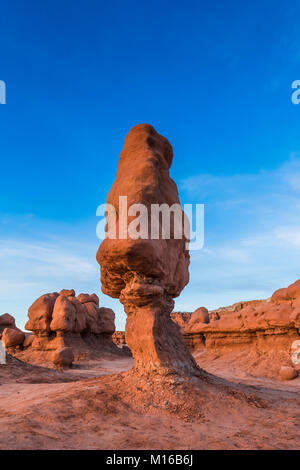 Goblins oder Hoodoos von Entrada Sandstein erodiert, durch Sonnenuntergang Licht beleuchtet, im Goblin Valley State Park, Utah, USA Stockfoto