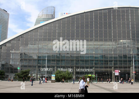 Das Zentrum von neuen Branchen und Technologien (CNIT Konferenzzentrum) im Geschäftsviertel La Defense, Großraum Paris und Ile-De-France, Stockfoto