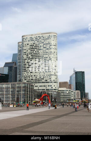 Die Coeur-Verteidigung-Büro-Hochhaus und umliegenden Gebäuden im Geschäftsviertel La Defense, Großraum Paris und Ile-De-France, Frankreich. Stockfoto