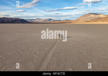 Die Verschiebbare Felsen, eine der natürlichen phänomenale Attraktion im Death Valley National Park, California, United States. Stockfoto