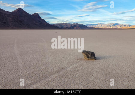 Die Verschiebbare Felsen, eine der natürlichen phänomenale Attraktion im Death Valley National Park, California, United States. Stockfoto