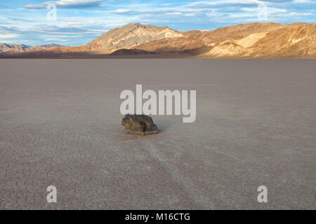 Die Verschiebbare Felsen, eine der natürlichen phänomenale Attraktion im Death Valley National Park, California, United States. Stockfoto