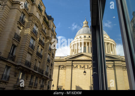 Niedrigen winkel Seite Blick auf die Kuppel des Pantheons in Paris aus einem schmalen Seitenstraße mit modernen und klassischen Pariser Gebäude im Vordergrund. Stockfoto