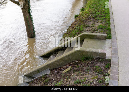 Die Treppen absteigend auf die Ufer des Flusses Marne sind auf halber Höhe durch die wichtigen Anstieg des Wasserspiegels überflutet. Stockfoto