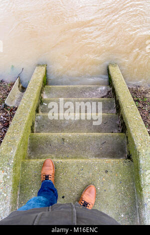 Ansicht von oben an den Treppen absteigend auf die Ufer des Flusses Marne auf halber Höhe durch die wichtigen Anstieg des Wasserspiegels überflutet. Stockfoto