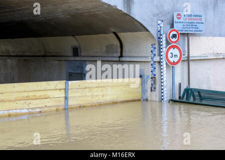 Bry-sur-Marne, Val-de-Marne, Frankreich - Januar 24, 2018: Hochwasserschutz Markierungen und Hinweisschilder am Eingang zu einem Tunnel überflutet durch die wichtigen Anstieg der Stockfoto