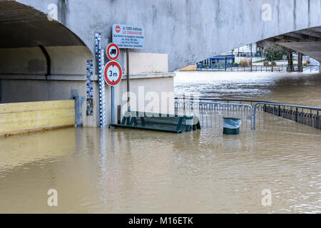 Bry-sur-Marne, Val-de-Marne, Frankreich - Januar 24, 2018: Hochwasserschutz Markierungen und Hinweisschilder am Eingang zu einem Tunnel überflutet durch die wichtigen Anstieg der Stockfoto