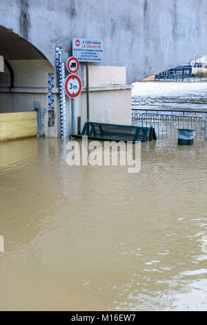 Bry-sur-Marne, Val-de-Marne, Frankreich - Januar 24, 2018: Hochwasserschutz Markierungen und Hinweisschilder am Eingang zu einem Tunnel überflutet durch die wichtigen Anstieg der Stockfoto