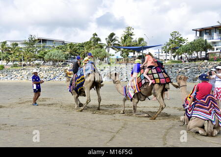 Touristen REITEN KAMELE AM STRAND Stockfoto