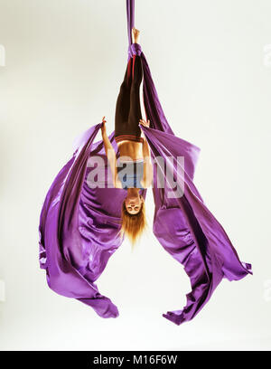 Antenne gymnast Acrobat auf Gewebe gehängt Stockfoto