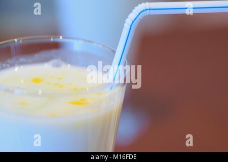Glas der indischen Joghurt drint Mango Lassi Stockfoto
