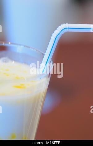 Glas der indischen Joghurt drint Mango Lassi Stockfoto