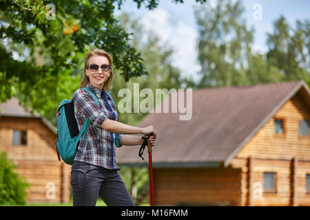 Junge Frau mit Nordic Walk pols Stockfoto