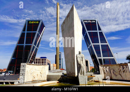 Denkmal für Calvo Sotelo vor der Kio Towers, Plaza de Castilla Square, Madrid, Spanien Stockfoto