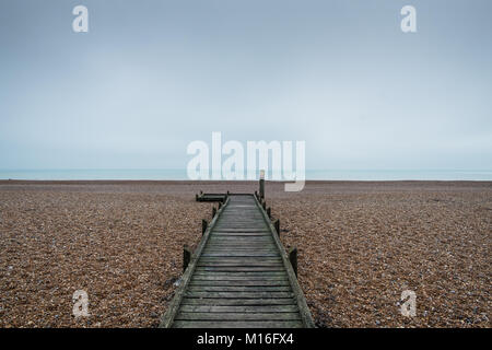Ein altes Boot am Strand, Dungeness, Kent Stockfoto