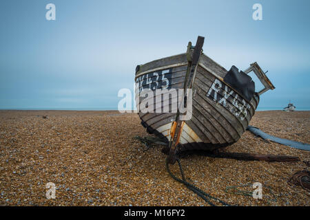 Ein altes Boot am Strand, Dungeness, Kent Stockfoto