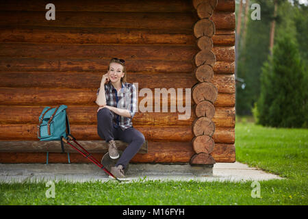 Junge Frau mit Nordic Walk pols Stockfoto