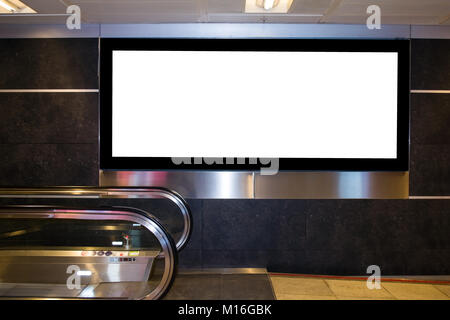Leere horizontale Big Poster der öffentlichen Ort billboard Mockup in der Nähe der Rolltreppe in einem Flughafen Stockfoto