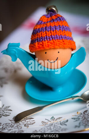 Smiley Ei im eierbecher Huhn das Tragen eines Bobble Hut, frohe Ostern. Stockfoto