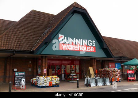 Allgemeine Außenansicht mit Logo außerhalb einer neuen UK Bunnings Warehouse DIY super Store und Handel/Inland home improvement Shop/Händler. UK. (94) Stockfoto