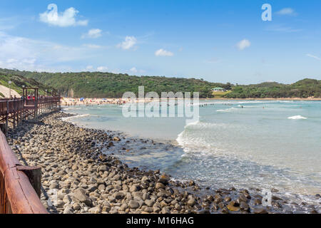 Promenade und Strand mit Ebbe in den kommenden an einem heißen Sommertag. Spaß am Strand Hintergrund Stockfoto