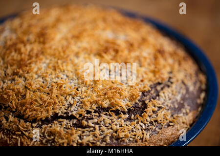 MAYNOOTH, ONTARIO, Kanada - Januar 11, 2018: Chocolate Banane Brot mit geschredderten Coconut gekocht in einem Holz cookstove gefeuert. (Ryan Carter) Stockfoto