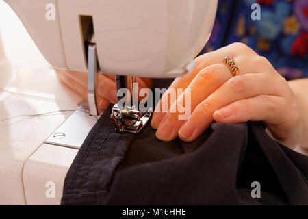 Hände Näherin an der Nähmaschine Stockfoto