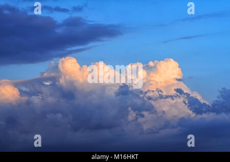 Dunkel blauen Himmel mit Wolken Hintergrund. Fantastisch weiche, weiße Wolken vor blauem Himmel. Stockfoto