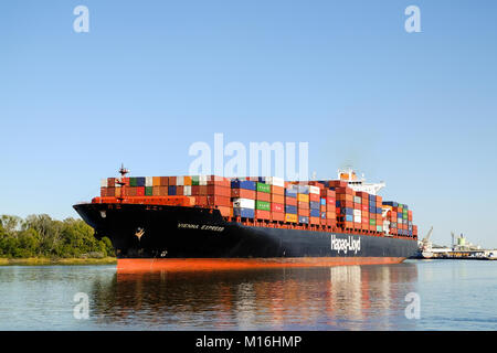 SAVANNAH, Georgia, USA - 31. OKTOBER 2017: Riesige Containerschiff Hapag-Lloyd in der Nähe des Hafens in Savannah, GA, USA Stockfoto