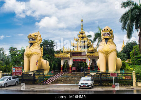 Paar Gelbe chinthe Statuen, leogryph Lion - wie Drachen, stand vor der Nga Htat Gyi Pagode, schützen und gaurding Yangon, Myanmar, Birma Stockfoto