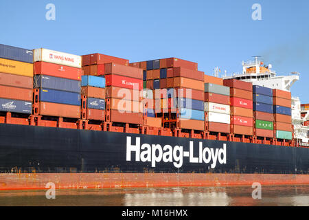 SAVANNAH, Georgia, USA - 31. OKTOBER 2017: Riesige Containerschiff Hapag-Lloyd in der Nähe des Hafens in Savannah, GA, USA Stockfoto