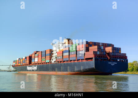 SAVANNAH, Georgia, USA - 31. OKTOBER 2017: Riesige Containerschiff Hapag-Lloyd in der Nähe des Hafens in Savannah, GA, USA Stockfoto